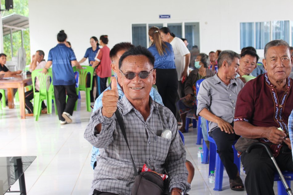 การรับแว่นตาของผู้สูงอายุตามโครงการคัดกรองความผิดปกติทางสายตา และแก้ไขปัญหาการมองเห็นไม่ชัดในกลุ่มผู้สูงอายุ