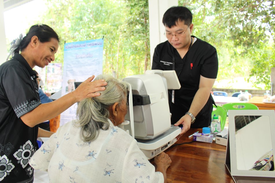 โครงการคัดกรองความผิดปกติทางสายตา และแก้ไขปัญหาการมองเห็นไม่ชัดในกลุ่มผู้สูงอายุ 